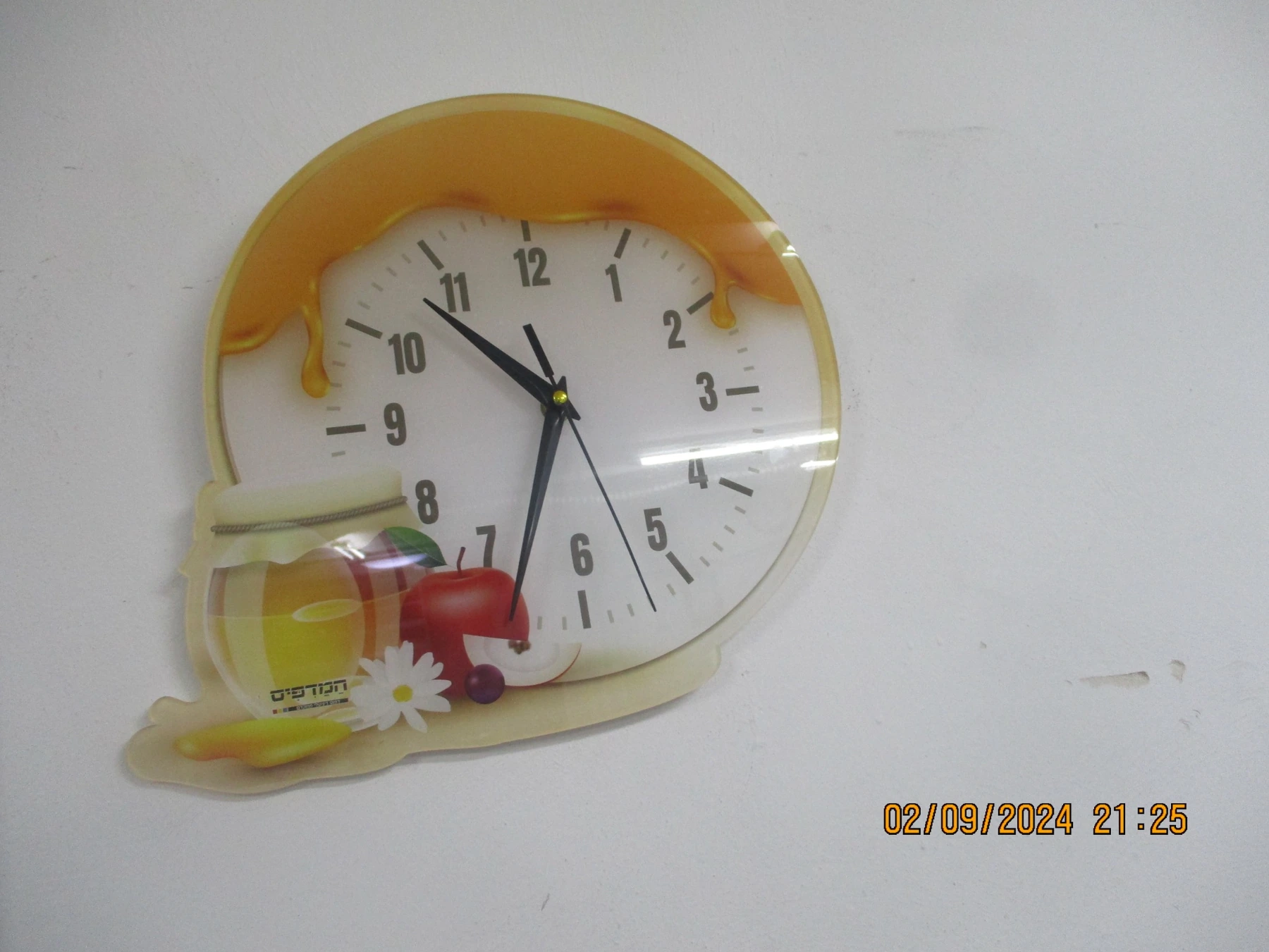 שעון בעיצוב צורני עם הדפסה צבעונית על פרספקס — מתוך עבודות המדפיס.