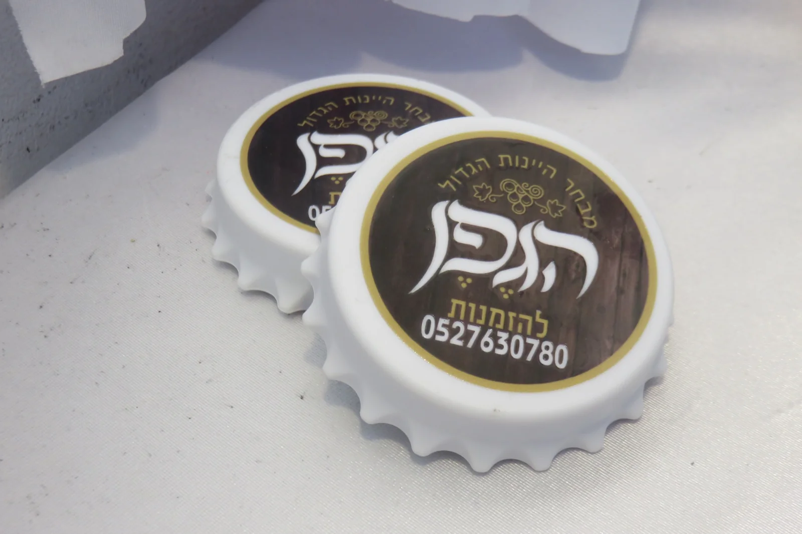 מדבקת מיתוג על פותחן — עבודה מבית המדפיס.