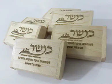 USB מעץ חריטה בלייזר עם שם העסק למיתוג עסק